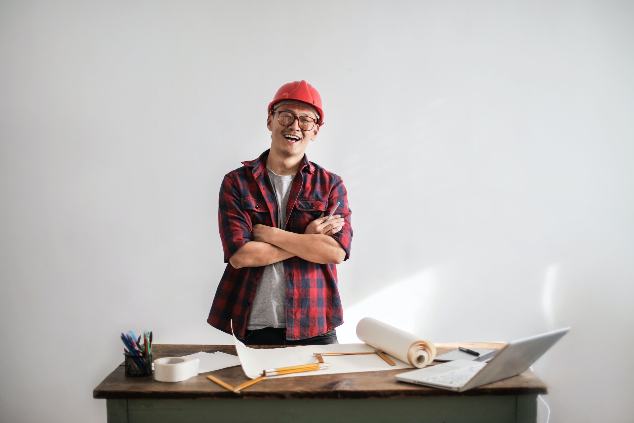 Homme casque chantier et plan de construction